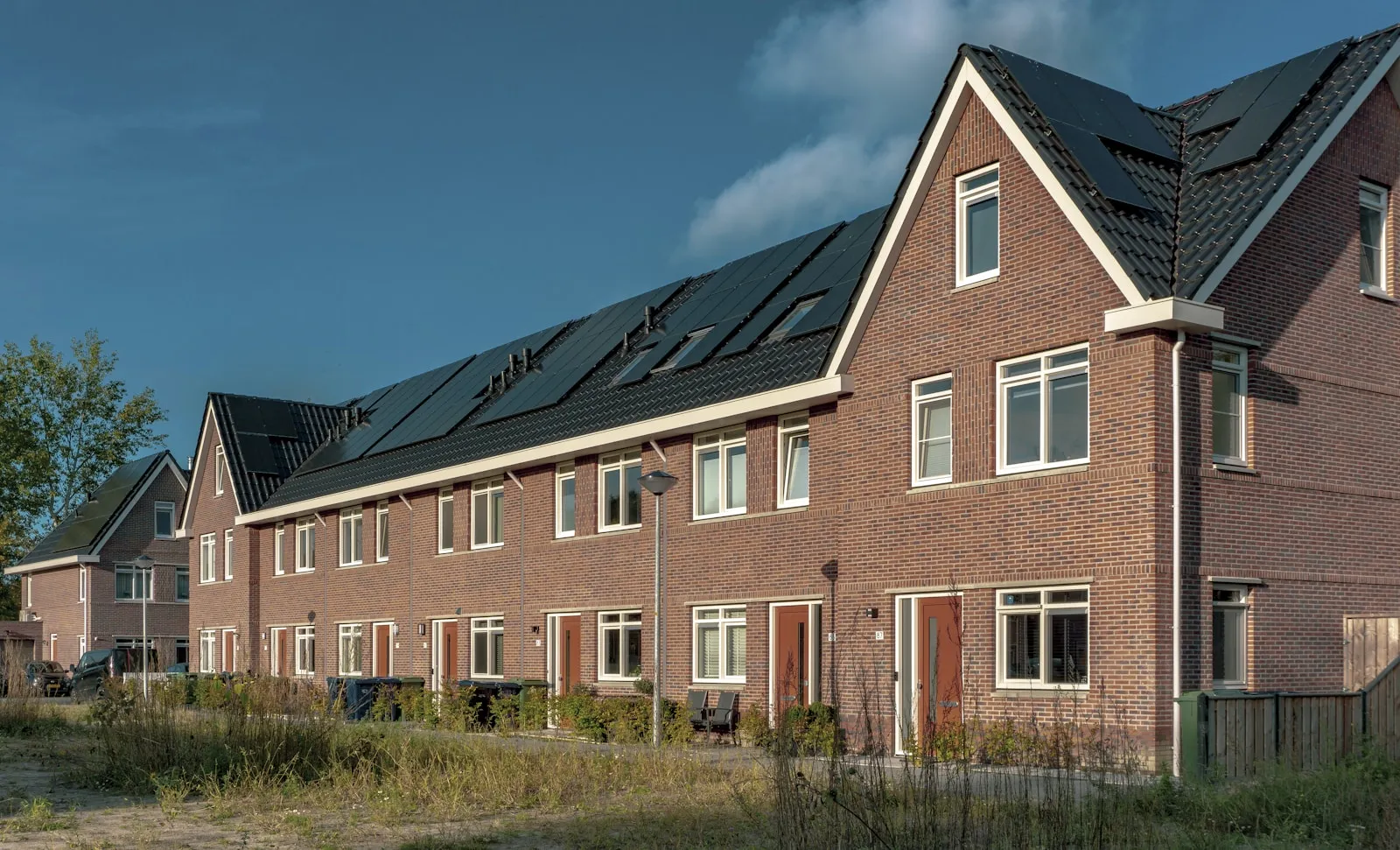 Zonnepanelen Plat Dak: Kosten, Opbrengst & Valkuilen